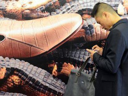 Un hombre en la feria del calzado de Shanghái.