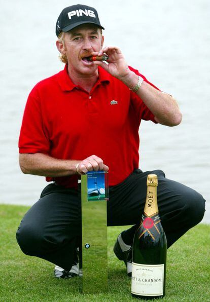 Jiménez posa con un puro, una botella de champaña Moët Chandon y el trofeo que lo acredita como vencedor en el torneo de golf Open de Shangai de 2004.