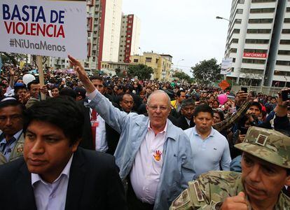 El presidente Pedro Pablo Kuczynski participa junto con miles en la marcha #Niunamenos.