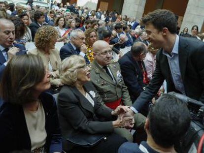 Un acuerdo de la Junta Electoral impide la colocación gratuita de carteles de Carmena y Errejón