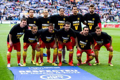 Los jugadores del Fc Barcelona con camisetas de apoyo a Victor Valdes 