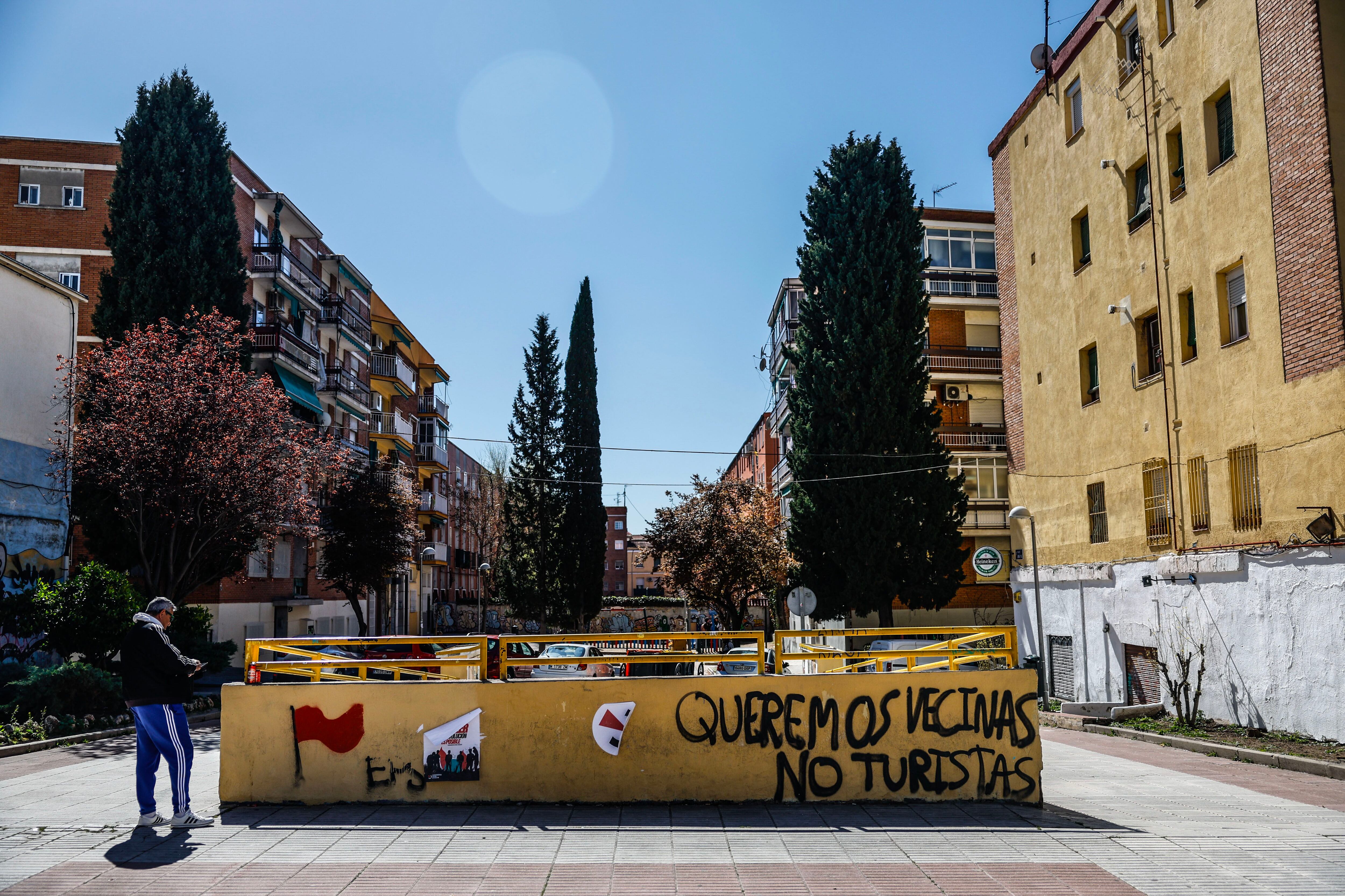 Olala, la empresa que controla ocho bloques de pisos turísticos en el distrito más pobre de Madrid