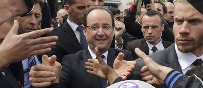 El presidente franc&eacute;s, Fran&ccedil;ois Hollande, ayer tras su visita a un colegio en Les Mureaux, cerca de Par&iacute;s. 