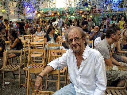 Luis Eduardo Aute, ayer, en la plaza de Rovira de Gràcia, en Barcelona.