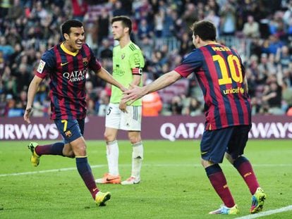 Pedro y Messi celebran un gol a Osasuna