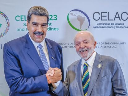 Nicolás Maduro y Lula da Silva, este viernes en la cumbre de la Celac en San Vicente y las Granadinas.