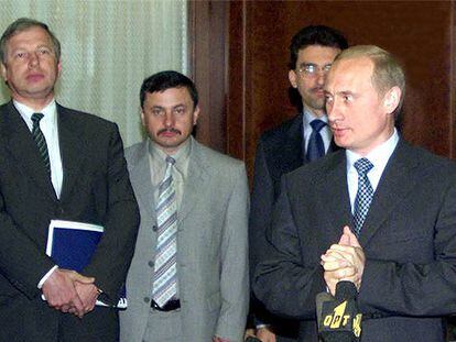 Víktor Cherkésov, antiguo dirigente del KGB, a la izquierda, junto a Vladímir Putin, en agosto de 2000.