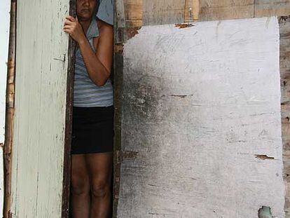 Nuria, en la puerta de su casa en Santa Bárbara (Santo Domingo).