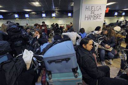 Varios pasajeros, afectados por las cancelaciones de Air Comet, aguardan en el aeropuerto de Barajas.