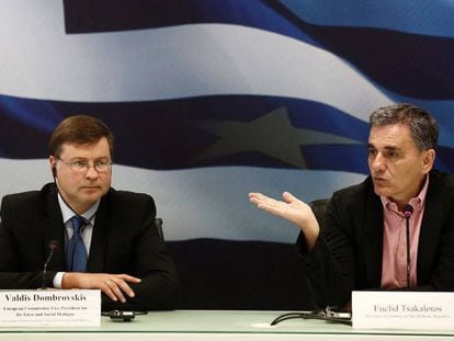 A la izquierda, el vicepresidente de la Comisión Europea, Valdis Dombrovskis, y el ministro griego de Finanzas, Euclid Tsakalotos