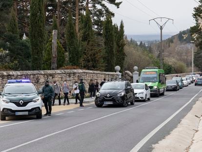 Control de la Guardia Civil en Cercedilla, Madrid (España), el pasado 1 de abril.