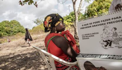 Una mujer escucha las explicaciones de una enfermera mozambiqueña sobre contracepción y educación sexual durante una charla en Massininca, en Mozambique, el4 de junio de 2018.