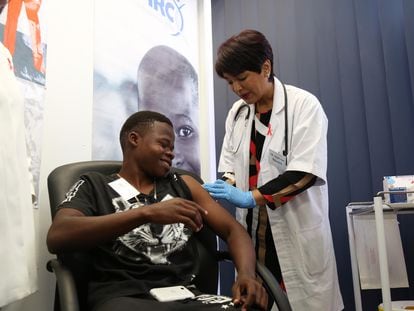 Un joven sudafricano se vacuna contra el VIH en el marco de un estudio científico en 2016.
