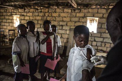 Un grupo de ni&ntilde;os recibe la vacuna contra el sarampi&oacute;n en Rep&uacute;blica Democr&aacute;tica del Congo.
