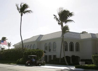 Entrada de The Palm Beach Club vigilada por personal de seguridad.