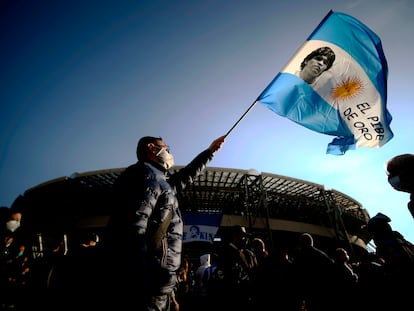 Un hombre flamea una bandera de Argentina en los exteriores del estadio de San Paolo, en Nápoles.