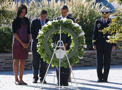 Michelle y Barack Obama, y en el centro, Leon Panetta, en el acto de homenaje del 11-S.