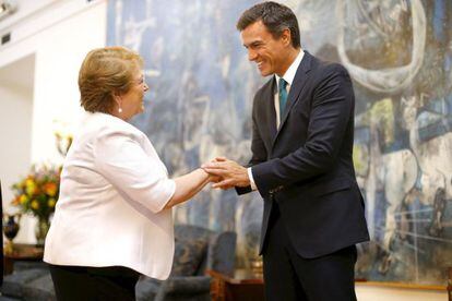 Michelle Bachelet recibe a Pedro S&aacute;nchez en el Palacio de la Moneda. 