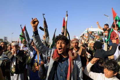 Manifestantes yemeníes gritan consignas durante una protesta tras los ataques de las fuerzas estadounidenses y británicas en Saná, capital controlada por los hutíes, este viernes.