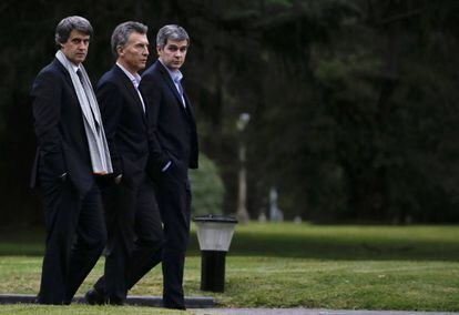 El presidente Mauricio Macri (centro) escoltado por su jefe de ministros, Marcos Pe&ntilde;a (d.), y el titular de Econom&iacute;a, Alfonso Prat Gay en la residencia oficial de Olivos.