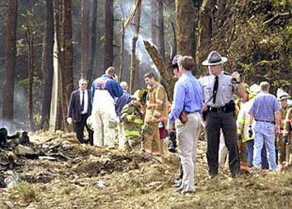 Los investigadores revisan el lugar cerca de Shanksville (Pensilvania) en donde se estrelló el vuelo 93 de United Airlines.