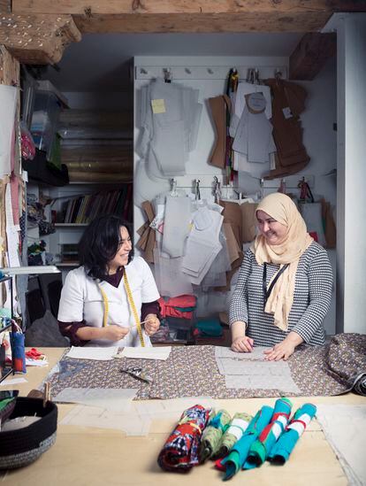 Varios proyectos demuestran que el sector textil puede ser un arma para luchar contra la exclusión de las mujeres. En la imagen, Lourdes Amparito ysmaa el Yazidi, en el taller de Zapatelas.