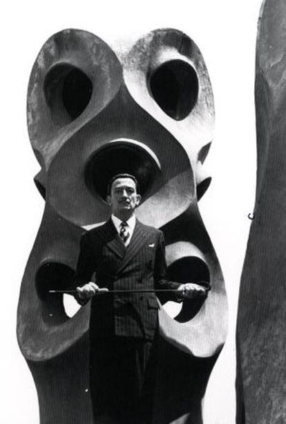 Dalí junto a una de las chimeneas de La Pedrera.