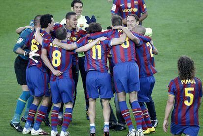 El partido en el Camp Nou finaliza antes que el de La Rosaleda. El Barcelona se proclama campeón de Liga.