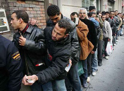 Inmigrantes marroquíes hacen cola para ser atendidos en el consulado de su país en Valencia.