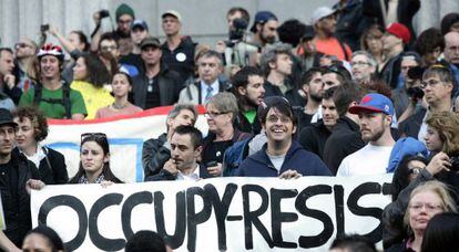 Manifestantes protestan en Nueva York.