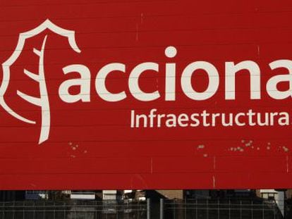 Logotipo de la empresa Acciona en el barrio en Madrid