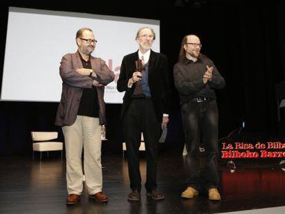 Crumb, con su premio entre Juan Bas (izquierda) y Santiago Segura, en un momento del homenaje.