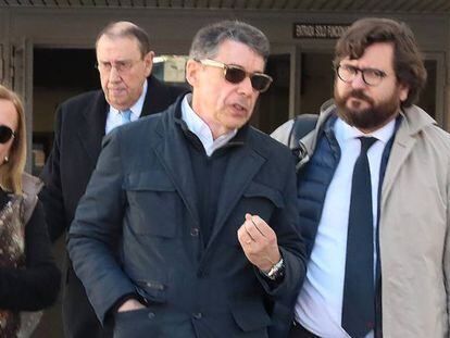 Ignacio González (centro) sale de los juzgados de Plaza Castilla tras un careo con Mauricio Casals, presidente de 'La Razón', este lunes.