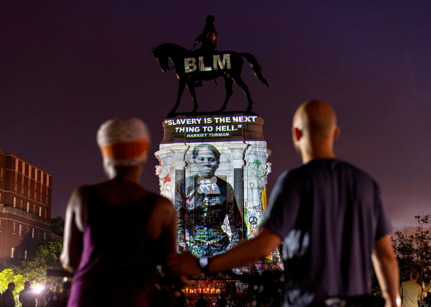 Imagen de Harriet Tubman proyectada sobre una estatua del general confederado Robert E. Lee en Richmond, Virginia, el pasado 20 de junio.