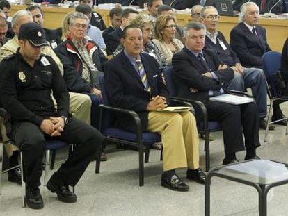 Julián Muñoz, José Antonio Roca y otros acusados en el 'caso Saqueo II', durante una sesión de la vista en la Audiencia Nacional.