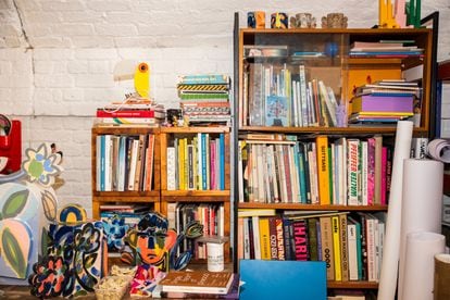 Una estantería llena de libros en el estudio de John Booth.