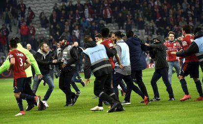 Hinchas del Lille amenazan a los jugadores.