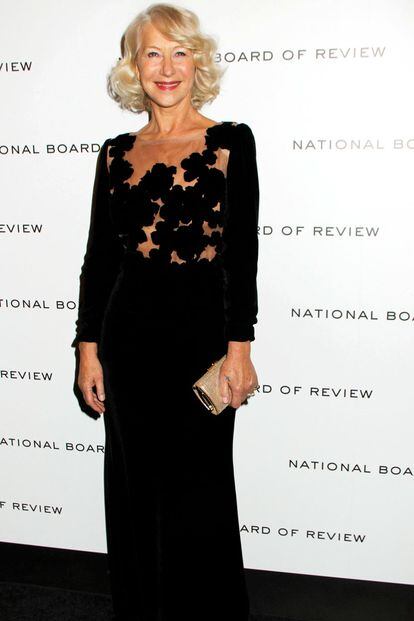 ¿Está Helen Mirren conservada en formol? La actriz iba enfundada en un favorecedor vestido negro calado.
