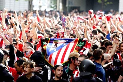 Aficionados del Atlético de Madrid en el exterior del estadio Santiago Bernabéu, antes del partido de ida de semifinales de la Liga de Campeones que su equipo disputa hoy frente al Real Madrid.