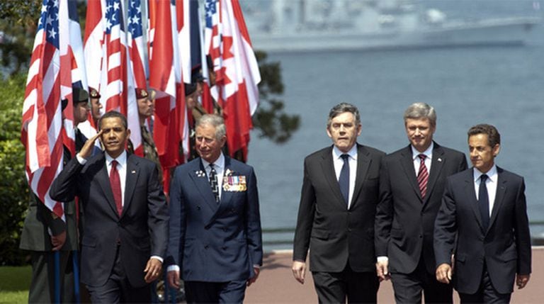 De izquierda a derecha, El presidente de EE UU, Barack Obama, el príncipe Carlos de Inglaterra, el primer ministro Británico, Gordon Brown, el canadiense Stephen Harper, y el presidente francés Nicolas Sarkozy a su llegada al cementerio de Colleville-sur-Mer.