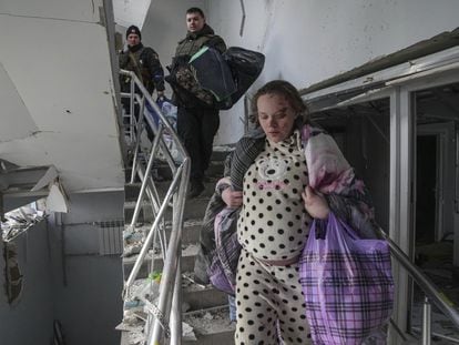 Una mujer embarazada herida baja las escaleras en el hospital de maternidad dañado por el bombardeo en Mariupol, Ucrania, el miércoles 9 de marzo de 2022. Un ataque ruso ha dañado gravemente un hospital de maternidad en la asediada ciudad portuaria de Mariupol, según informan las autoridades ucranianas. 