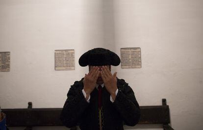Morante de la Puebla, durante un momento de concentración, en la capilla de la plaza.