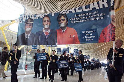 Protesta en la zona de facturación de la T-4 del aeropuerto de Madrid-Barajas, llevada a cabo por los pilotos del SEPLA.