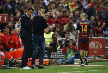 El jugador del Barcelona, Mascherano, abandona el campo de juego tras su expulsión.