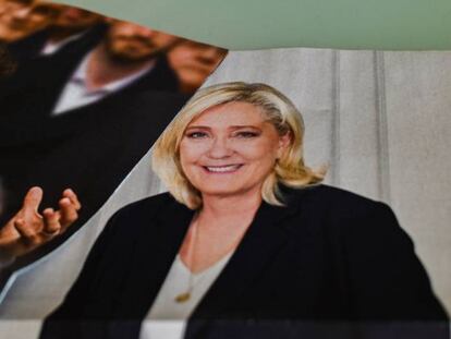 Carteles electorales de Emmanuel Macron y Marine Le Pen antes de la segunda vuelta.