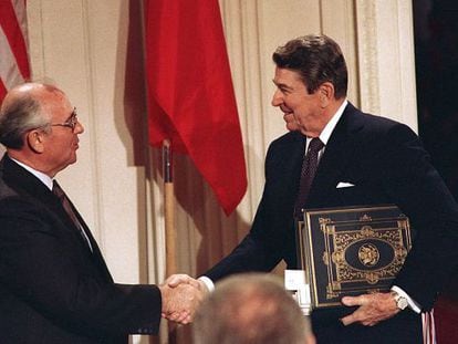Mijaíl Gorbachov y Ronald Reagan, en 1987.