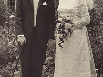 El científico Stephen Hawking y la escritora Jane Hawking el día de su boda, en 1965.