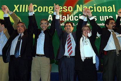 Julián Álvarez, en el centro (con corbata), tras ser procalamado secretario general del Partido Andalucista.