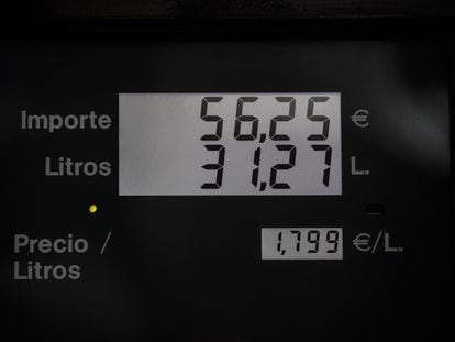 Un surtidor de una gasolinera low cost de precio Diesel en Madrid.