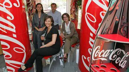 Tres trabajadores de Coca-Cola que se han acogido a programas de conciliación y la jefa de recursos humanos, en la sede de la empresa, en Madrid.
/ LUIS MAGÁN
Sala de fisioterapia de Coca-Cola.